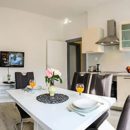 Tonka's Beautiful In Centre Apartment Split
