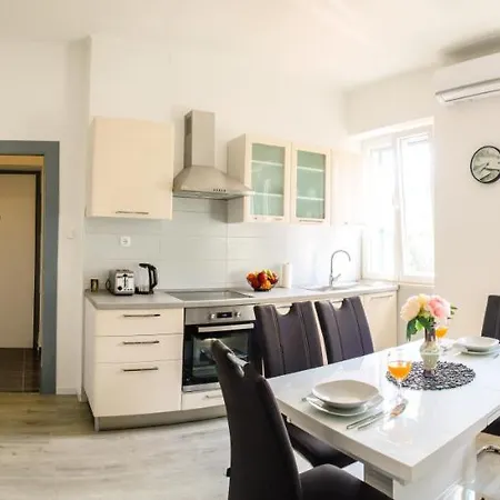 Tonka's Beautiful In Centre Apartment